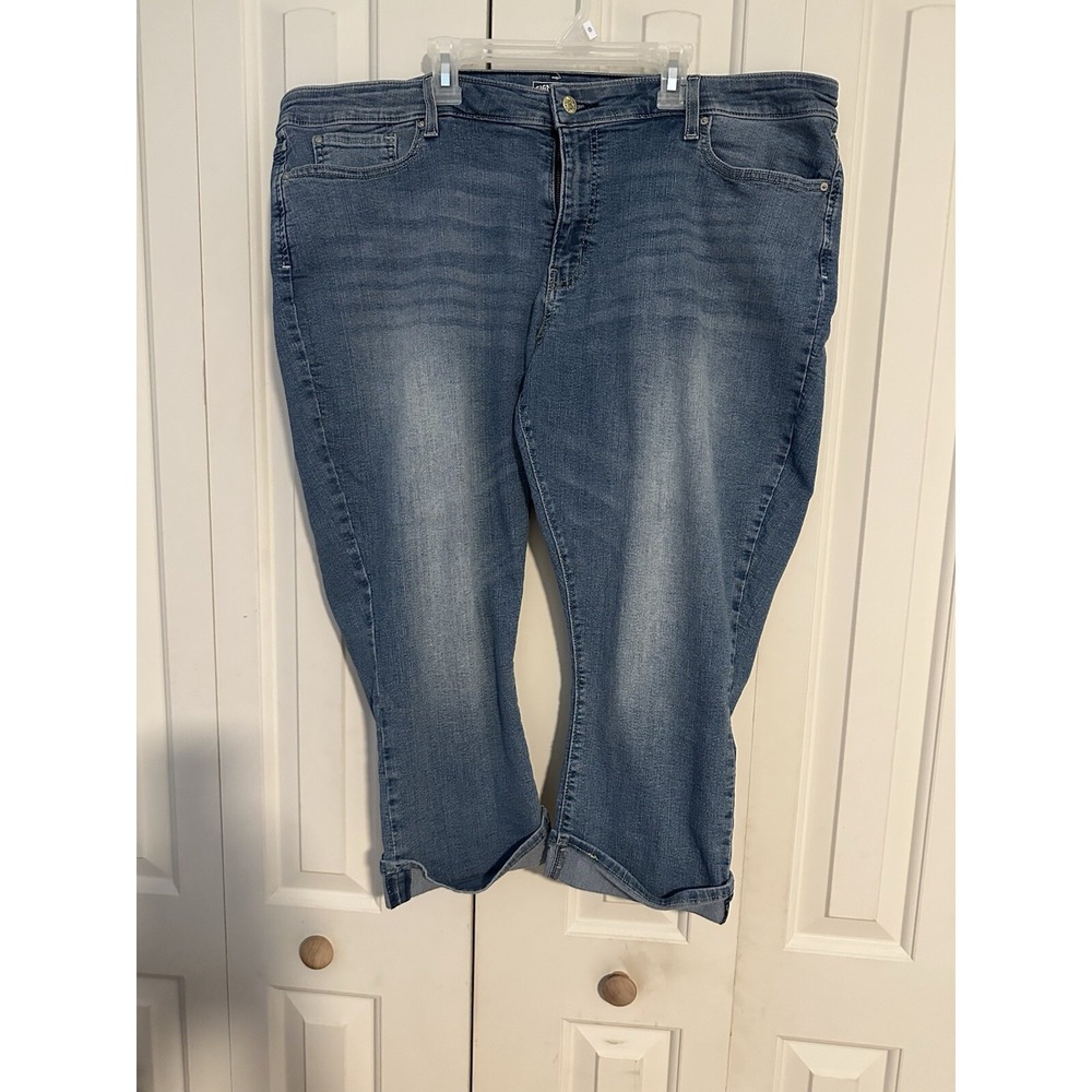 Signature Levi Strauss Mid-Rise Capri SIZE W-37